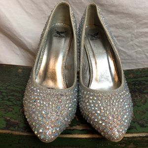 Shiny pointy-toes pumps